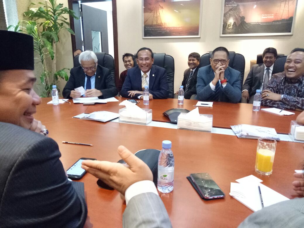 Dr_AgusHermanto's tweet photo. Wakil Ketua DPR RI Dr Agus Hermanto bersm delegasi berkunjung ke Kantor AlSharif Group Holding. Di terima oleh CEO Mr.  Al Sharif Nawwaf bin Faiz bin Abd Hakim https://t.co/NTCJ6rhCkV