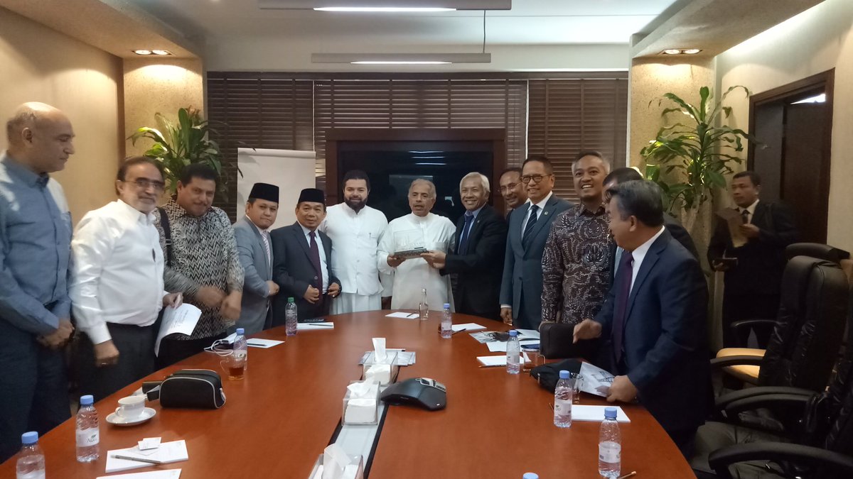 Dr_AgusHermanto's tweet photo. Wakil Ketua DPR RI Dr Agus Hermanto bersm delegasi berkunjung ke Kantor AlSharif Group Holding. Di terima oleh CEO Mr.  Al Sharif Nawwaf bin Faiz bin Abd Hakim https://t.co/NTCJ6rhCkV