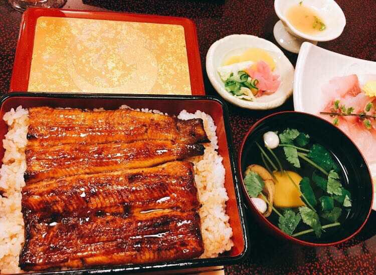 今夜の晩御飯😘

うなぎ食べたくて
いろんな人誘ったけど
断られ過ぎてやっとこれた😂笑

念願のうなぎーー😊
毎日が丑の日だったらいいのに、笑