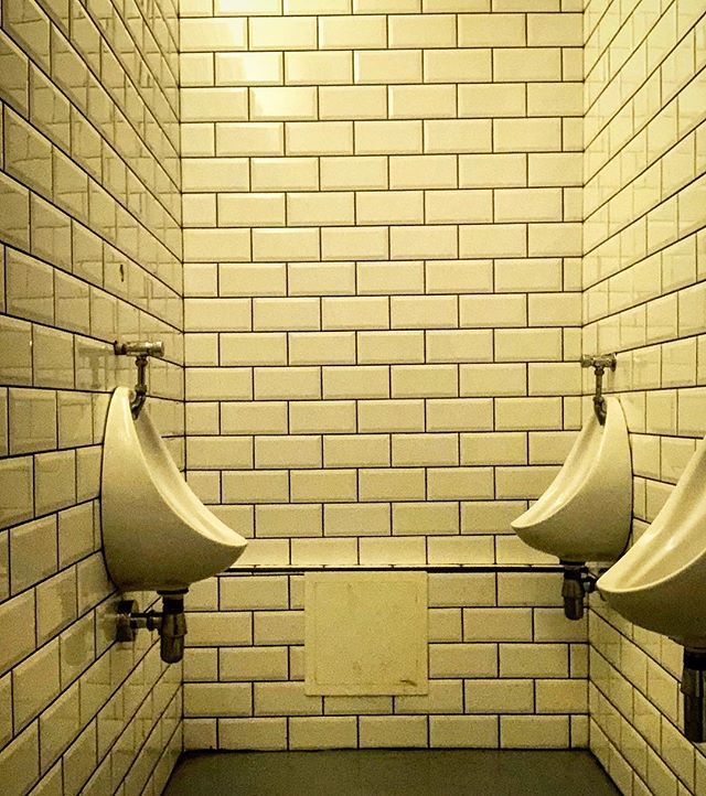 London_Urinal's tweet photo. @hackneydownsstudios , Hackney
—
Very ‘east London’ feel to this place. Accompanied by a Saturday vegan market. Tasty. Nice tiles too!
—
Market: 🥙🥙🥙🥙/5
Facilities: ���🚽🚽/5
—
#hackney #hackneydownsstudio #hacknewdowns
#London #Londoner #londonlife … https://t.co/kkUcptUFB7 https://t.co/YVPw3IZcRQ
