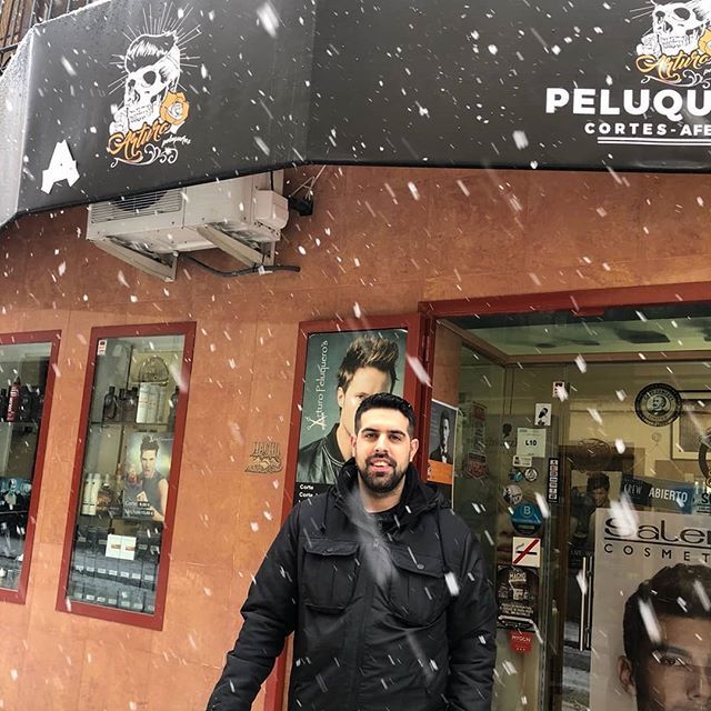 arturopeluquero's tweet photo. Él valiente de @lokilloflorez viene a arreglarse con nieve 😅😅👌🏼#barberiamadrid #cortemasculino #barberlife #madrid #pomade#barbersinctv #spainbarber #nastybarbers #facecut #sharpface #barbershopconnect #showcasebarbers #cortemasculino#beards https://t.co/16k0wZ7uNg