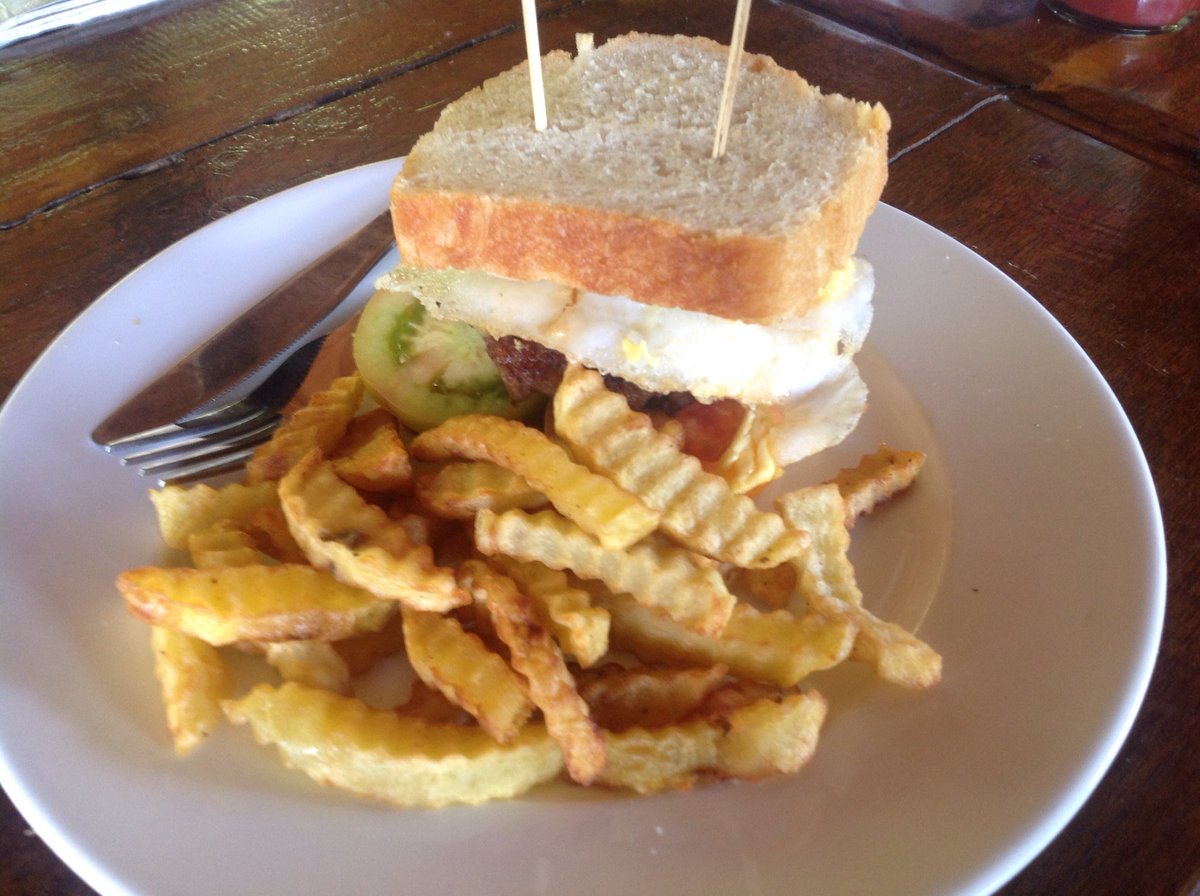 LiveLifeInABox's tweet photo. Celebrating our 8 year anniversary with fooood! Amazing burger with homemade bread and chips from Coconut Beach Bungalows, Koh Rong #kohrong #food #burger #coconutbeach #cambodia #TravelTuesday https://t.co/e0yJ2bKw9Q