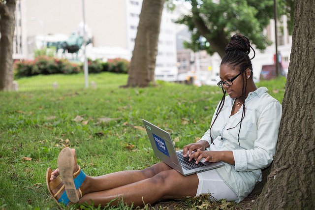 BasiswissenA's tweet photo. Es gibt viele #Websites und #Apps zum #Deutschlernen, die #Geflüchtete unterstützen können. Wir stellen die aus unserer Sicht wichtigsten Angebote vor: https://t.co/eECb5DWtvJ

Foto: flickr / VIA Agency (CC BY 2.0) https://t.co/06Mz93Nbx8