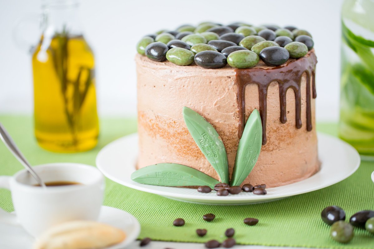 Celebrate Chocolate with 13 choccy #wedding #cakes to inspire you! This one is by <a href="/Frenchmadelond/">French Made</a>

bit.ly/2hZ1IEo