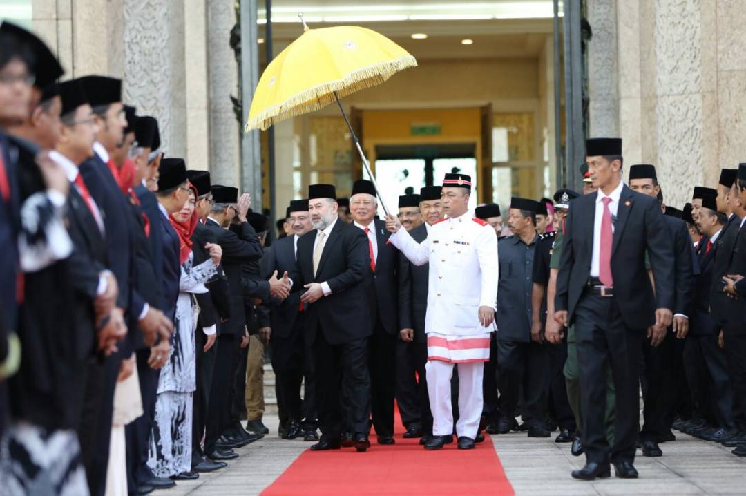 NajibRazak's tweet photo. Merafak sembah menjunjung kasih Seri Paduka Baginda Yang di-Pertuan Agong Sultan Muhammad V yang sudi mencemar duli berkunjung ke Bangunan Perdana Putra hari ini. https://t.co/sxCIWrcbOB