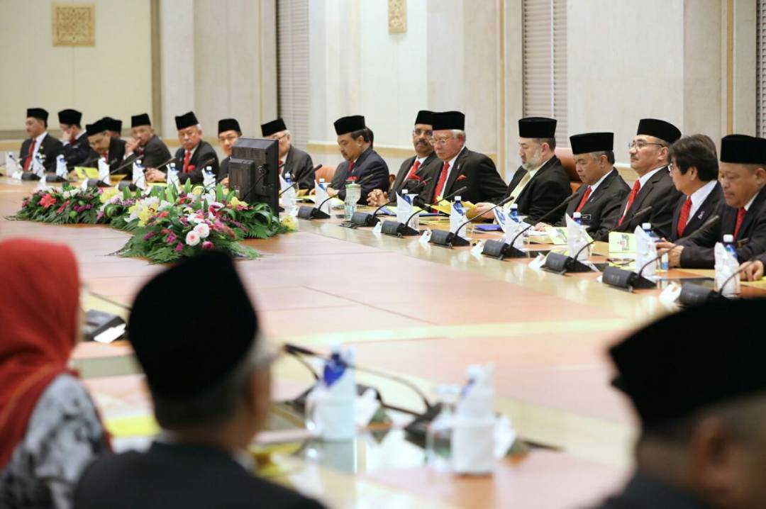 NajibRazak's tweet photo. Merafak sembah menjunjung kasih Seri Paduka Baginda Yang di-Pertuan Agong Sultan Muhammad V yang sudi mencemar duli berkunjung ke Bangunan Perdana Putra hari ini. https://t.co/sxCIWrcbOB