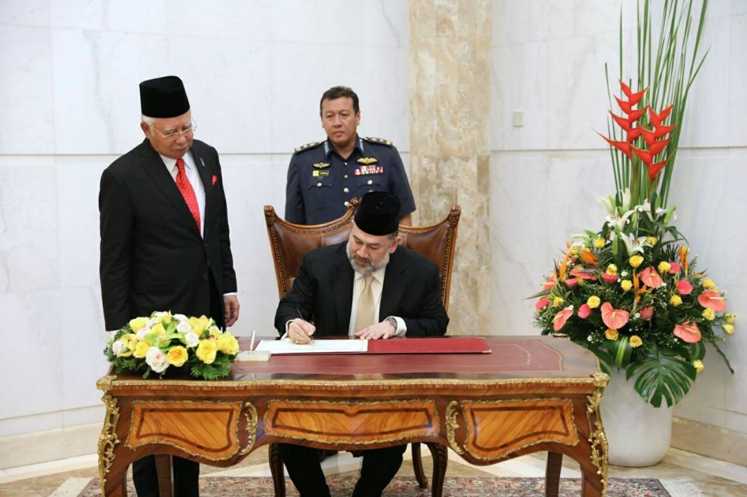 NajibRazak's tweet photo. Merafak sembah menjunjung kasih Seri Paduka Baginda Yang di-Pertuan Agong Sultan Muhammad V yang sudi mencemar duli berkunjung ke Bangunan Perdana Putra hari ini. https://t.co/sxCIWrcbOB