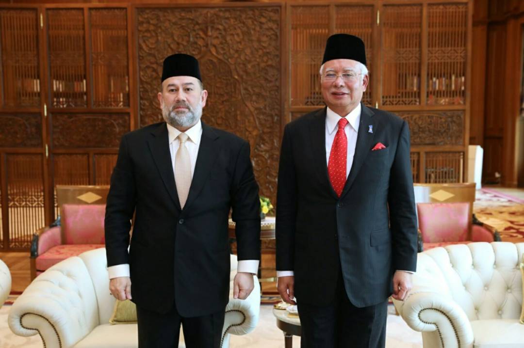 NajibRazak's tweet photo. Merafak sembah menjunjung kasih Seri Paduka Baginda Yang di-Pertuan Agong Sultan Muhammad V yang sudi mencemar duli berkunjung ke Bangunan Perdana Putra hari ini. https://t.co/sxCIWrcbOB