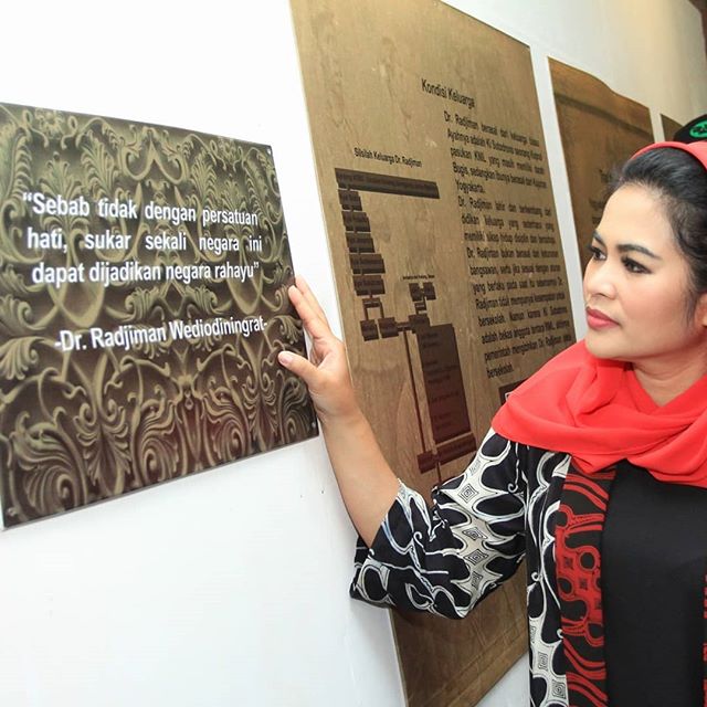 FOLLOW instagram.com/pdipjatim -  Mbak <a href="/puti_soekarno/">Puti Guntur Soekarno</a> napak tilas jejak dr. Radjiman Wedyodiningrat, guru politik Bung Karno yang rumah peninggalannya berada di dalam hutan Widodaren, #Ngawi. . . . Ini adalah kunjungan ke tiga Mba Puti ke rumah ini. Pada… dlvr.it/QF595v