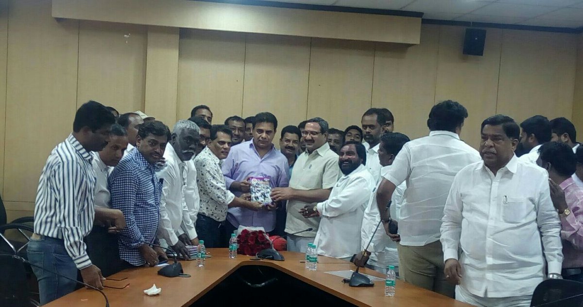 sj_9588's tweet photo. Tngo Hyd Dist President #SM_Hussaini_Mujeeb met to Hon'ble Minister for IT  #Sri_Kalvakuntla_Taraka_RamaRao along with  TNGO Central Union leaders Karam Ravindarreddy, Rajender Mamilla, Venkat Kasturi, Class 4 employees and given TNGO Hyd Dist Dairy Calendar 2018 https://t.co/xEMda3JrG6
