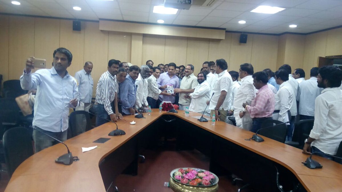 sj_9588's tweet photo. Tngo Hyd Dist President #SM_Hussaini_Mujeeb met to Hon'ble Minister for IT  #Sri_Kalvakuntla_Taraka_RamaRao along with  TNGO Central Union leaders Karam Ravindarreddy, Rajender Mamilla, Venkat Kasturi, Class 4 employees and given TNGO Hyd Dist Dairy Calendar 2018 https://t.co/xEMda3JrG6