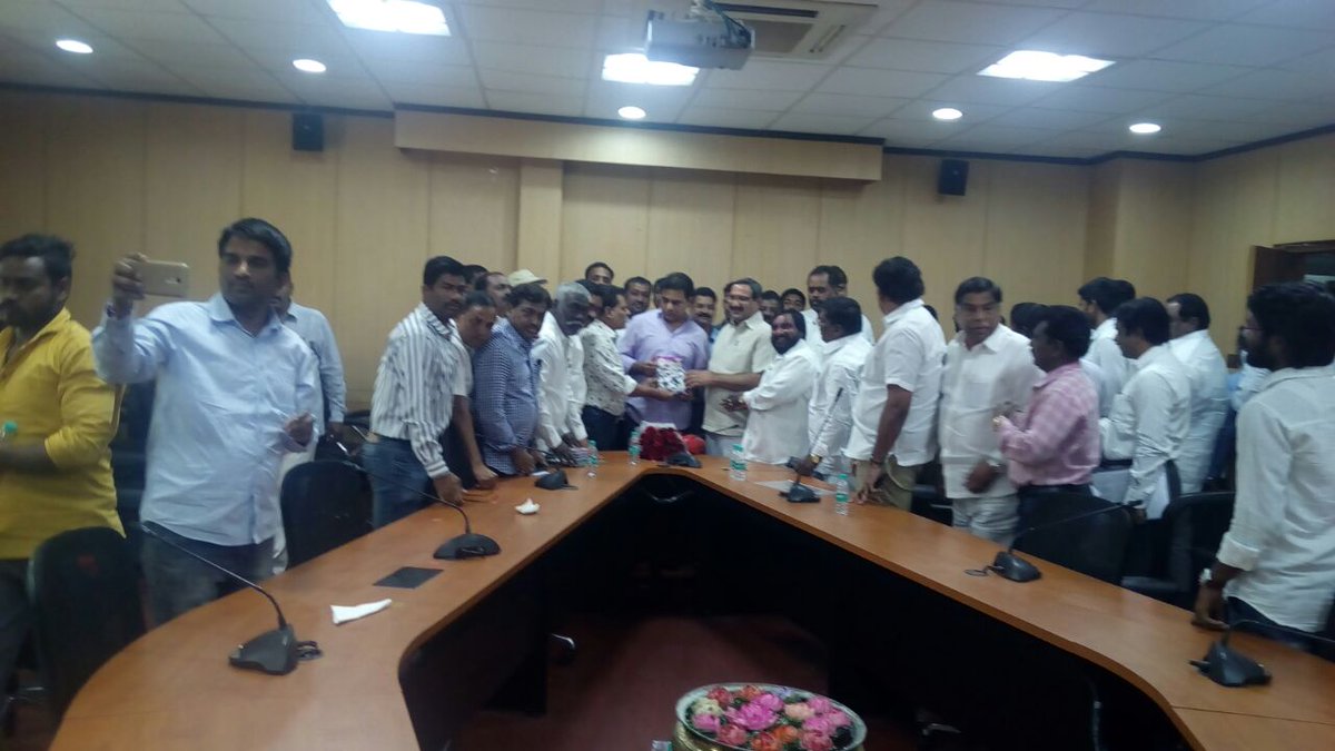 sj_9588's tweet photo. Tngo Hyd Dist President #SM_Hussaini_Mujeeb met to Hon'ble Minister for IT  #Sri_Kalvakuntla_Taraka_RamaRao along with  TNGO Central Union leaders Karam Ravindarreddy, Rajender Mamilla, Venkat Kasturi, Class 4 employees and given TNGO Hyd Dist Dairy Calendar 2018 https://t.co/xEMda3JrG6