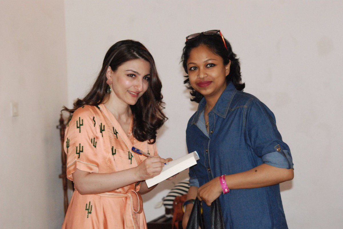 timeslitfestblr's tweet photo. Winner of @ACTFibernet #FlashFiction Contest Indrani Medh got a chance to Meet & Greet @sakpataudiat at the @timeslitfestblr #ACTTimesLitFest #TimesLitFestBLR https://t.co/DqyFGjtyGc
