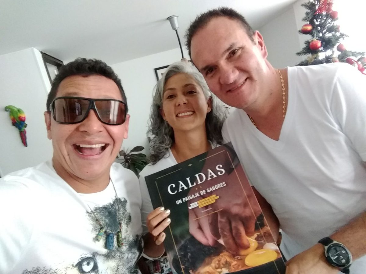 TwiterosCali's tweet photo. #ApoyemosATatiana Gutiérrez comprando su libro "Caldas", un paisaje de sabores de editorial Pispirispis, nominado a los premios "Gourmand Words" 2018, mejor libro del año, equivalente a los premios Oscar, en China el 26 mayo: @minacaracol https://t.co/vC1vvVOwRD