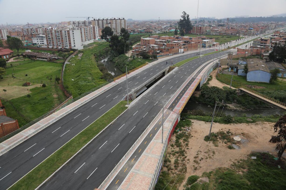 EnriquePenalosa's tweet photo. Así va la Av. Bosa, una obra que beneficiará a más de 600 mil habitantes del suroccidente de Bogotá. Estamos trabajando en la adecuación de redes y la construcción de 2 glorietas, para que dentro de muy poco sea puesta al servicio. https://t.co/jJmw8RxeR7