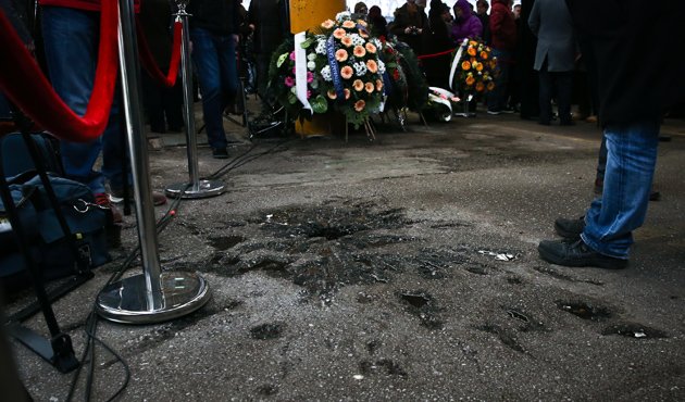 Bosna Hersek’in başkenti Saraybosna’daki Markale pazar yerine 5 Şubat 1994’te yapılan havan topu saldırısının 68 kurbanı törenle anıldı.

timebalkan.com/saraybosnadaki…