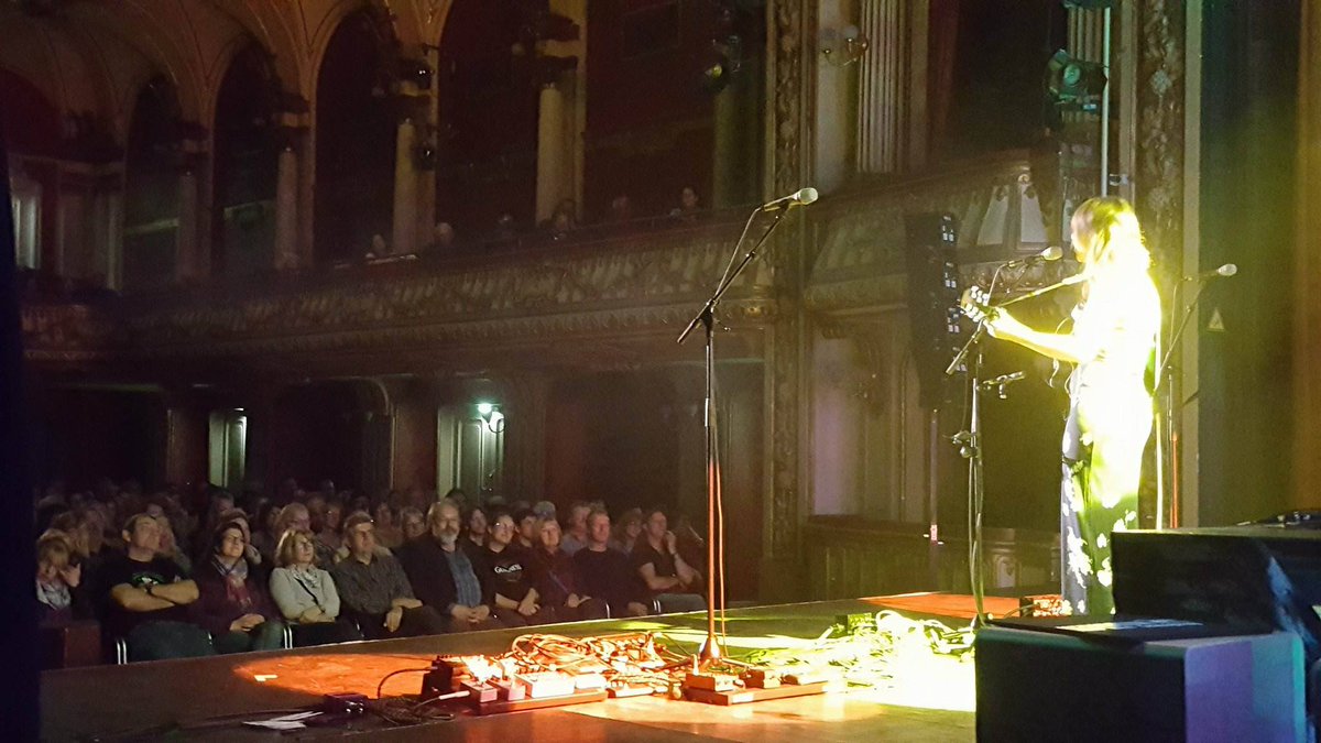 “Emma Langford was the first on stage. Young and talented, she sang of a modern Ireland. In the homeland, the singer-songwriter has gained a high reputation with socially critical lyrics. In Selb she conquered her audience by storm and received thunderous applause.” - Frankenpost