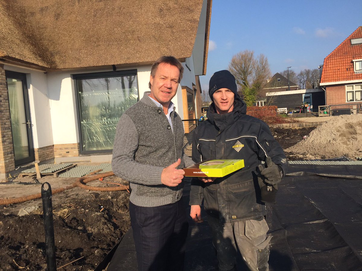 ProVoBo's tweet image. Vandaag hadden wij iets te vieren. Michael is bij @HakoBouw in vaste dienst getreden. Dat mooie moment konden wij natuurlijk niet zomaar voorbij laten gaan en daarom zochten we Michael tijdens zijn werk op om hem te verrassen met een taartje.