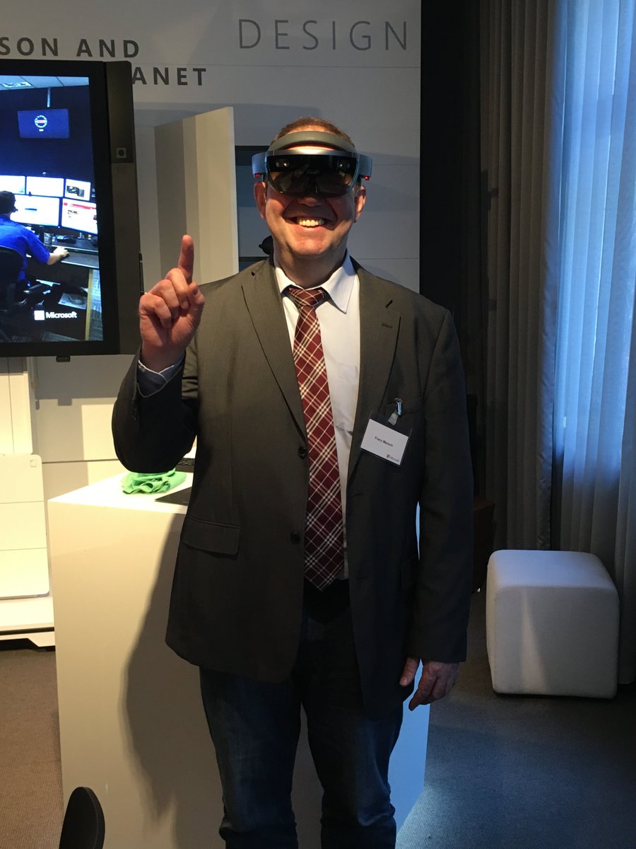 MS_PublicSector's tweet photo. Tatort-Vermessung mit #Hololens - wie das funktionieren kann, testen #Polizei-Verantwortliche im heutigen #ExecutiveBriefing "Lösungen für die #ModernePolizei" gerade aus. Live bei #MicrosoftBerlin. https://t.co/WtwvkUVIYe