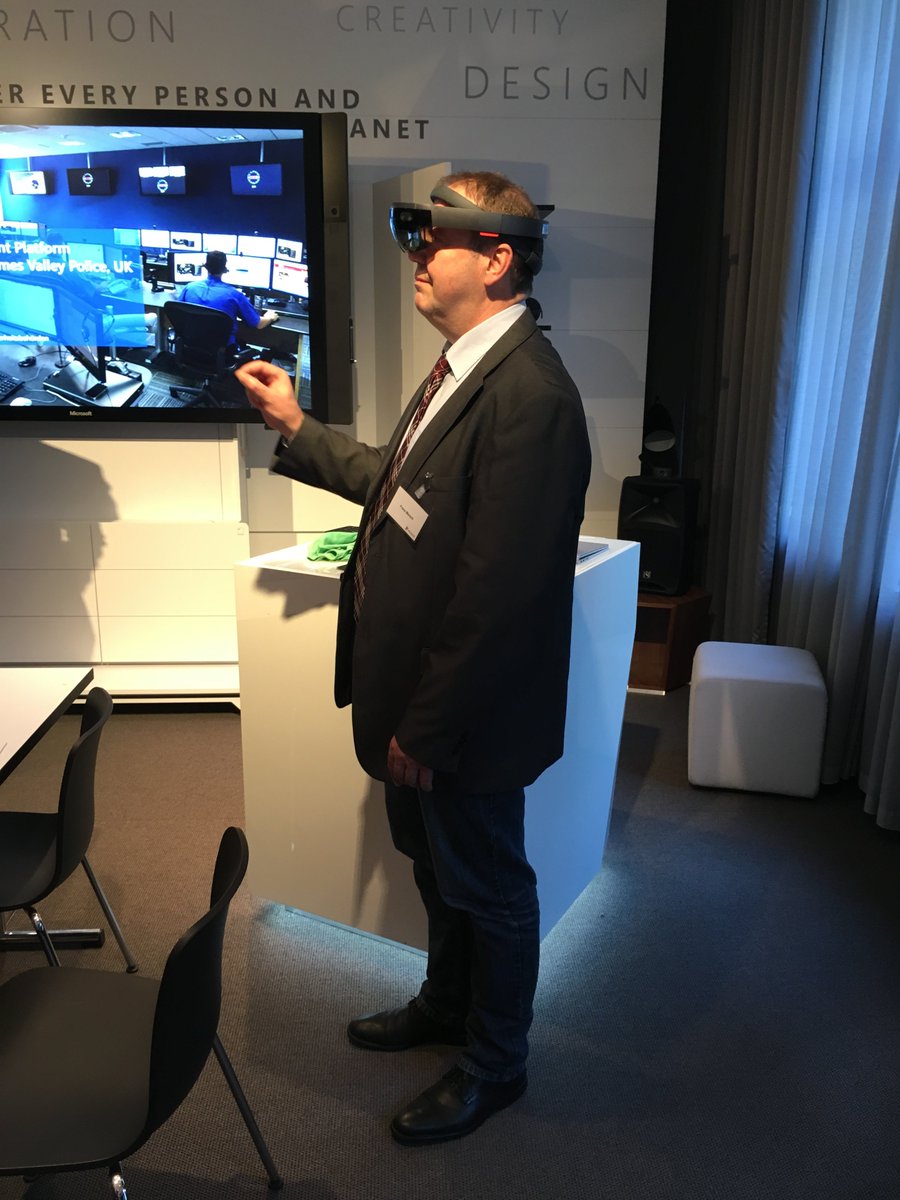 MS_PublicSector's tweet photo. Tatort-Vermessung mit #Hololens - wie das funktionieren kann, testen #Polizei-Verantwortliche im heutigen #ExecutiveBriefing "Lösungen für die #ModernePolizei" gerade aus. Live bei #MicrosoftBerlin. https://t.co/WtwvkUVIYe