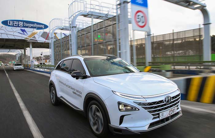 AutoTechUpdates's tweet image. #Hyundai Showcases World First Self-driven Fuel Cell #ElectricVehicle autotechupdates.com/hyundai-showca… via @AutoTechUpdates #atu @Hyundai_Global