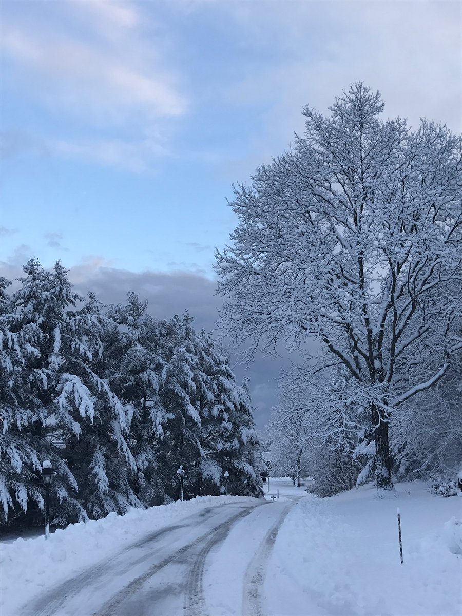 KarenMScolforo's tweet photo. My commute #WinterWonderland #MagicalMonday @CastletonEdu https://t.co/HmdF9VxYWz