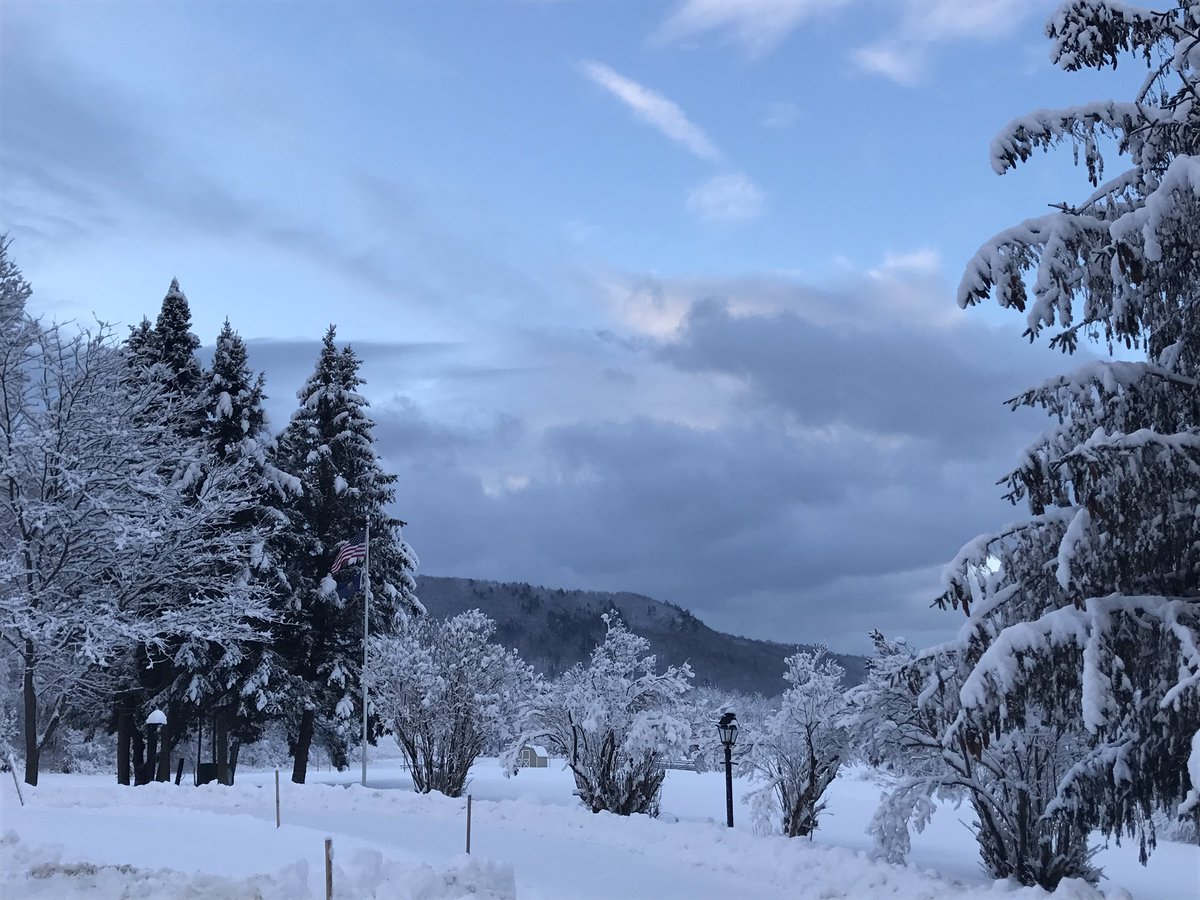 KarenMScolforo's tweet photo. My commute #WinterWonderland #MagicalMonday @CastletonEdu https://t.co/HmdF9VxYWz