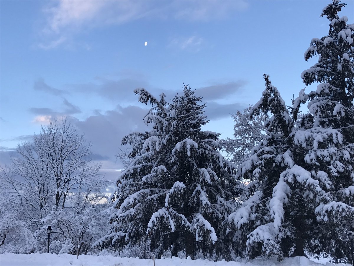KarenMScolforo's tweet photo. My commute #WinterWonderland #MagicalMonday @CastletonEdu https://t.co/HmdF9VxYWz