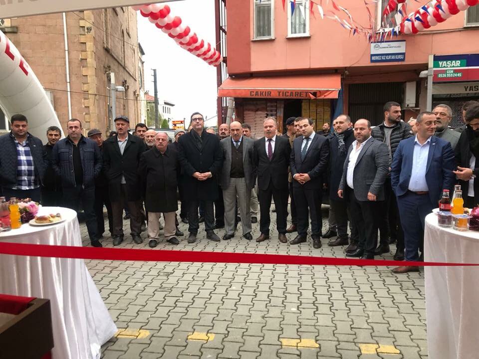 Sürmene Belediye Başkanımız Sayın Rahmi Üstün beraberinde Köprübaşı Kaymakam V. Sayın Volkan Hülür ve AK Parti Sürmene İlçe Başkanı Sayın Hüseyin Azizoğlu ile ilçemizde hizmet verecek olan Eyüpoğlu Bıçakcılık’ın açılışını gerçekleştirdi.