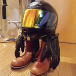 寒いと縮こまっちゃうwなぜかヘルメットと手袋とブーツになっちゃった人w