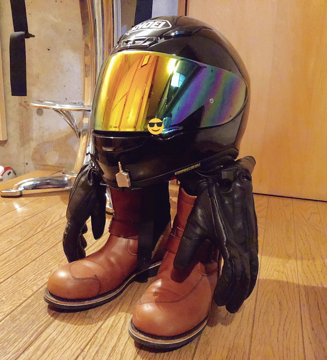 寒いと縮こまっちゃうwwなぜかヘルメットと手袋とブーツになっちゃった人ww