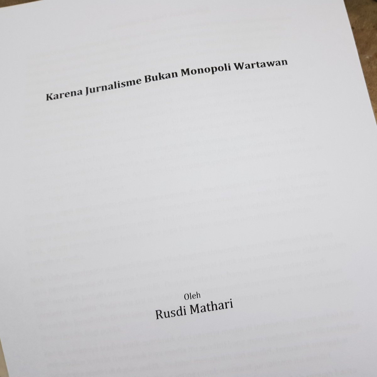 BukuMojok's tweet photo. Buku yang dipersembahkan bagi para jurnalis muda di seluruh Indonesia.  

#KarenaJurnalismeBukanMonopoliWartawan #RusdiMathari https://t.co/aEuryhEvCU