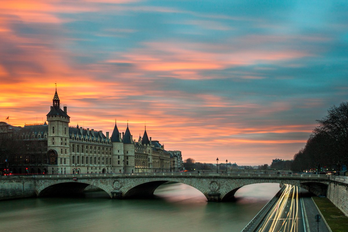Did you know, during the French Revolution, prisoners were kept at La Conciergerie before sending them to the guillotine! From Roman fortress to royal palace to prison and now Paris' seat of justice, discover this historic landmark for yourself! https://t.co/S0pdl4tBAJ https://t.co/dq9RFiNWJ2