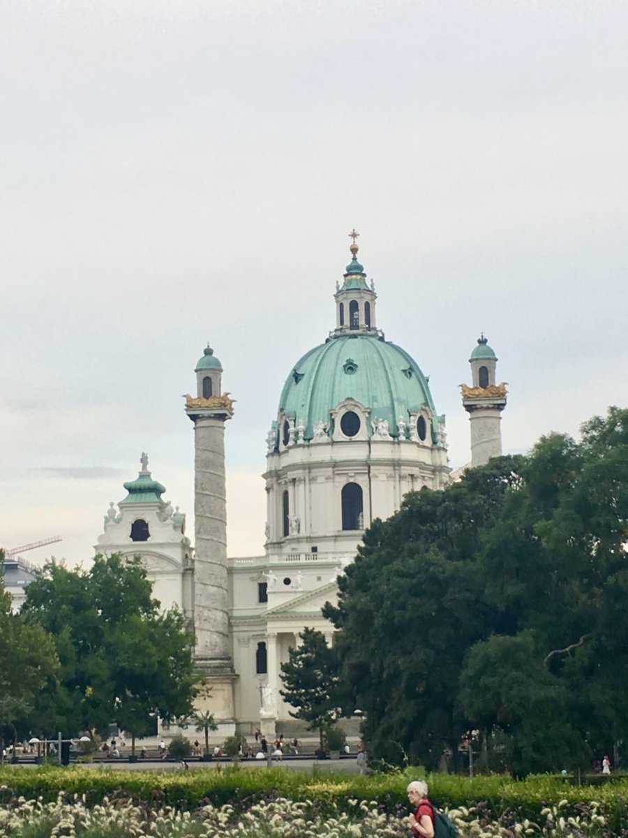 Exquisite​ doors and windows from Vienna, Austria!
#thewanderingcore #austria #vienna #europe #doors #windows thewanderingcore.com/2018/02/05/exq…