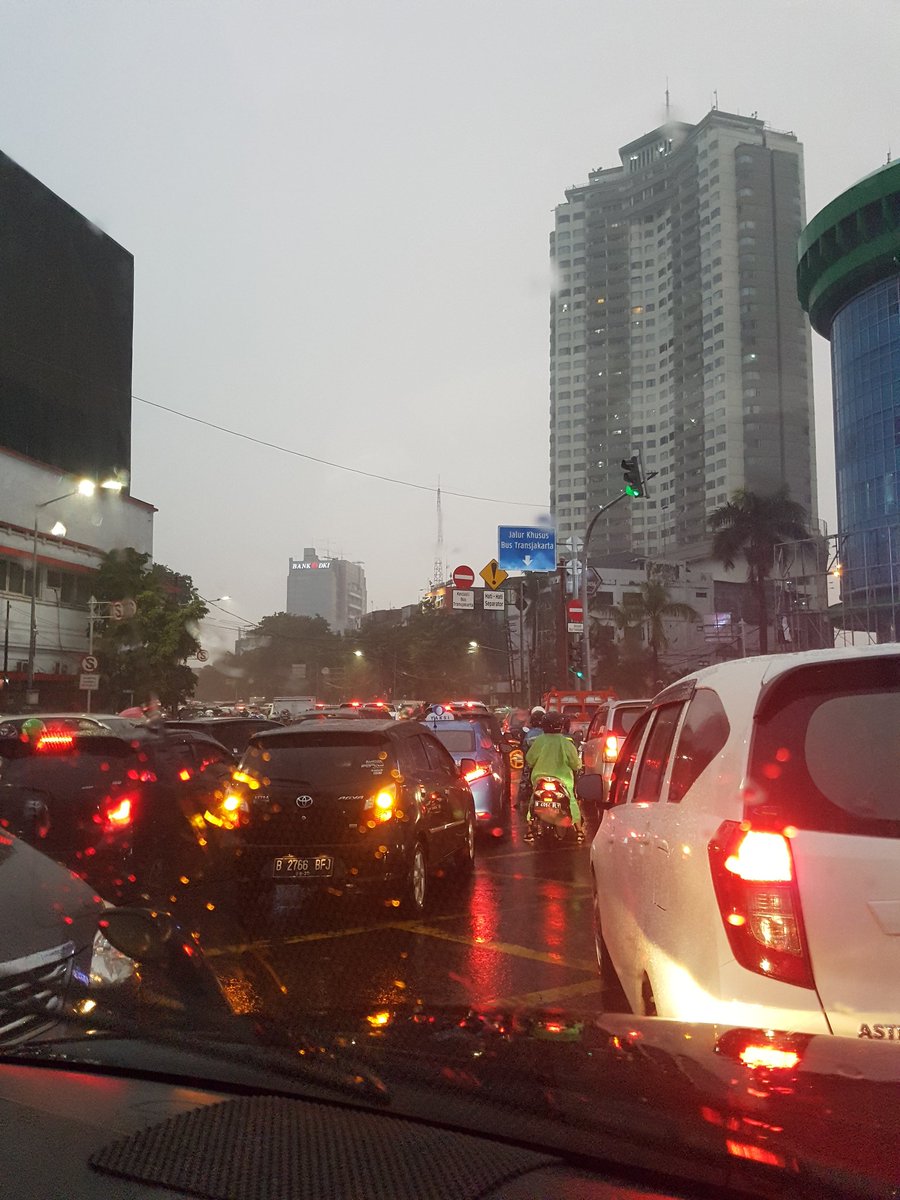 Tomang macet total... Gak gerak