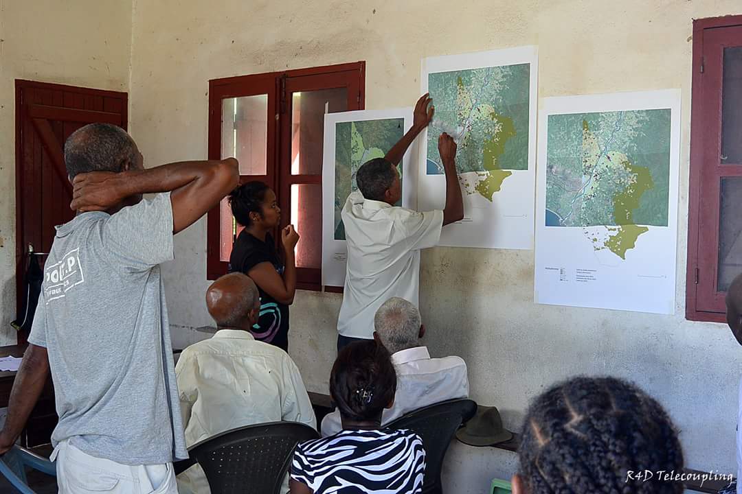 R4Telecoupling's tweet photo. In #madagascar our fieldteam of Postdoc, PhD, and MSc are validating future land use modelling results with local land users #bayesian #modelling #cdefield @CDEunibe @ESSAForets @NtsivaA https://t.co/Ymt3AtJ4hg