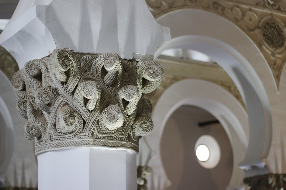 Cada rincón en #Toledo guarda un secreto. Cada detalles es único... Nosotros, hoy, nos quedamos con este de Santa María la Blanca. 

¿cual es tu rincón preferido de nuestra ciudad?