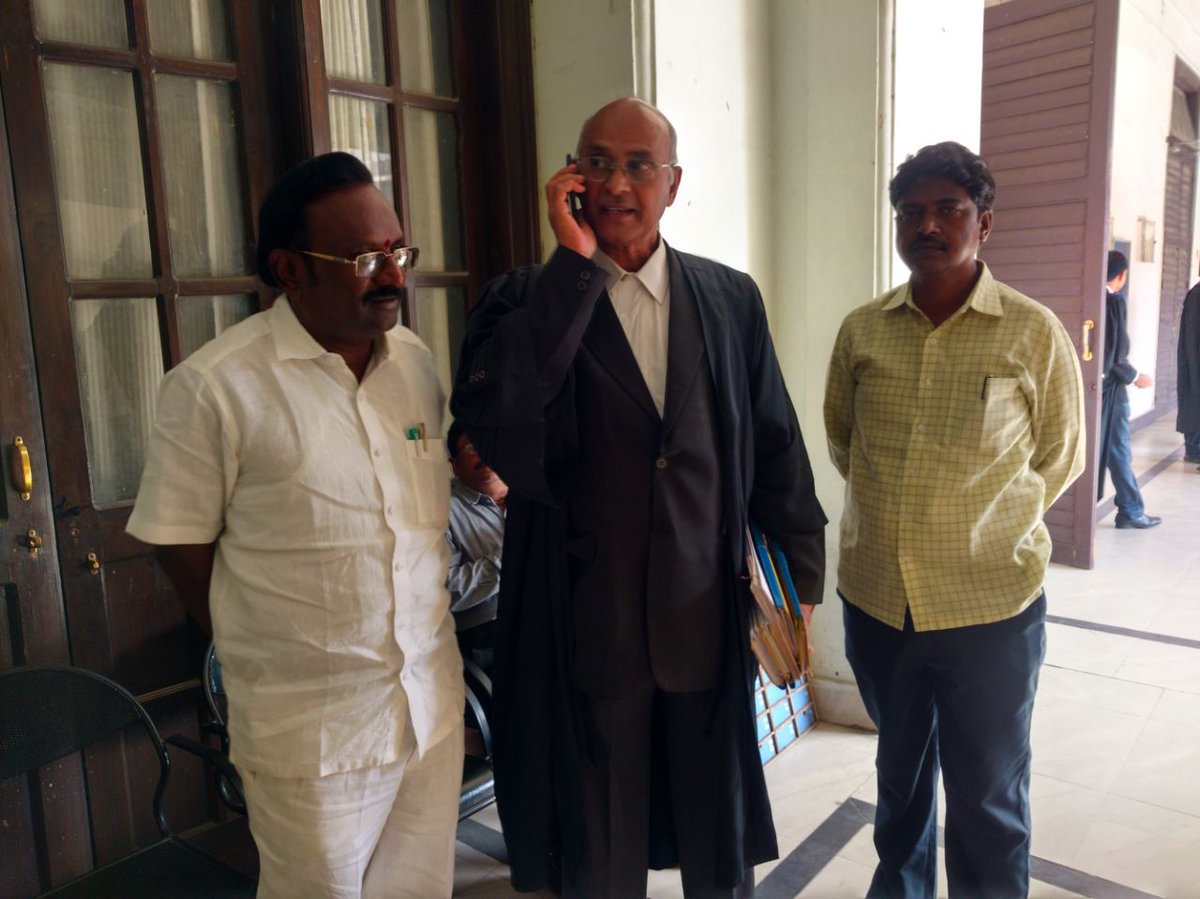 dr_mlc's tweet photo. ఈ రోజు *హైకోర్టు లో ఉమ్మడి సర్వీసీ రూల్స్ కు సంభందించిన కేస్ No 115, కోర్టు No 1 నందు వాదనలకు ముందు మన లీగల్ adviser *శ్రీ వీరభద్ర రెడ్డి గారితో* త్వరితగతిన స్టే  ఎత్తివేయుట కొరకు  సమాలోచనలు  చేయడం జరిగింది. https://t.co/AEFKyVLVFv