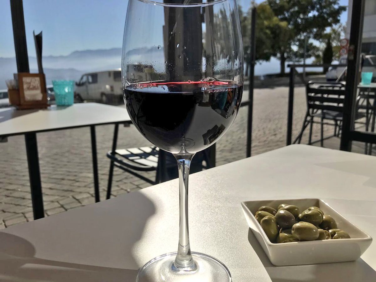 dieguitofd84's tweet photo. En #CasCaes pues resulta que disfrutamos de todos los placeres 😎 #vino, olivitas y #croquetas de bacalao...se puede pedir más? Pronto volveremos a #Portugal visitando #Aveiros 😍 #TDSGastro #Viajes #Viajar #Travel #SudiGastro https://t.co/7PWkMppImz