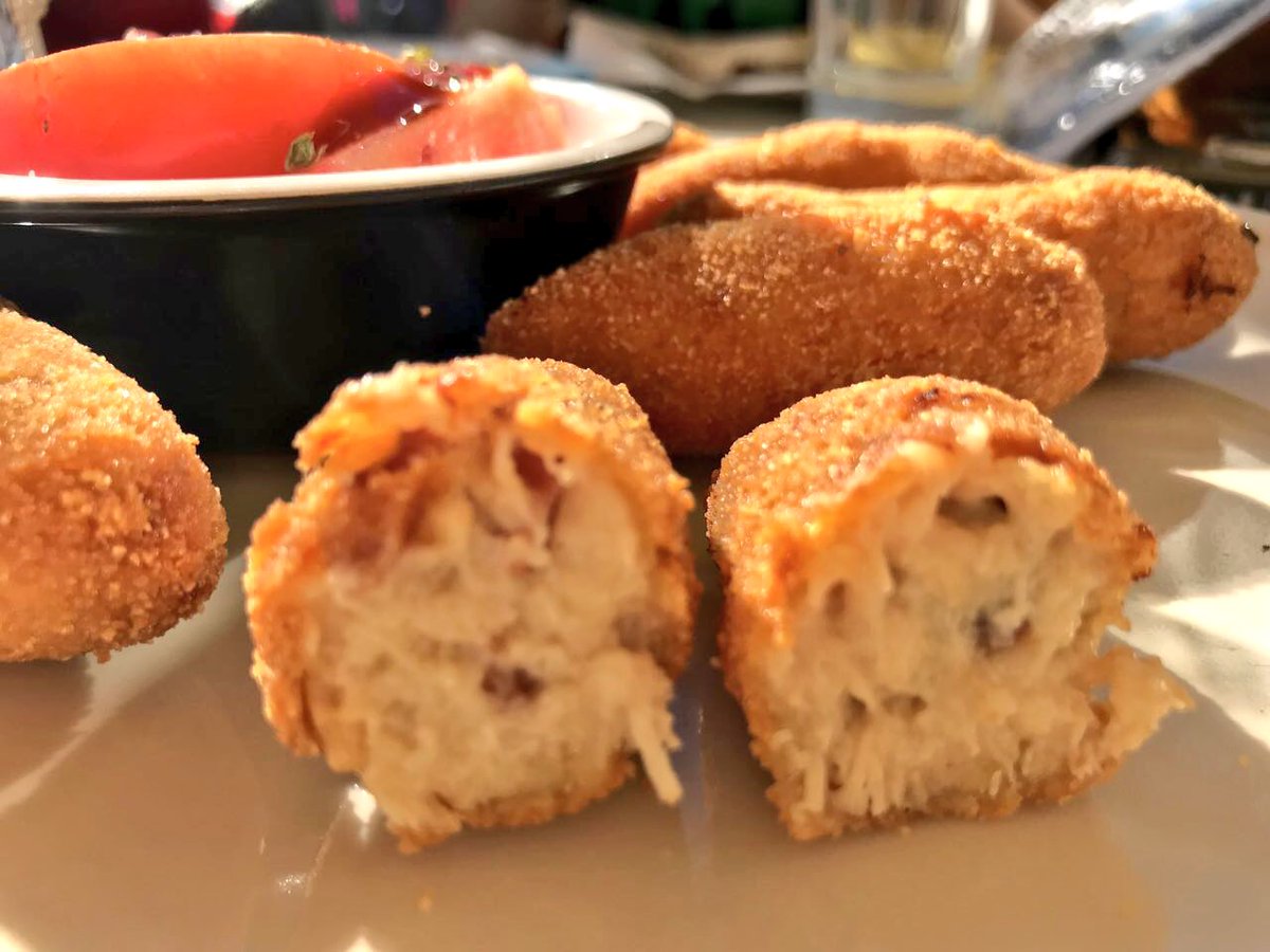 dieguitofd84's tweet photo. En #CasCaes pues resulta que disfrutamos de todos los placeres 😎 #vino, olivitas y #croquetas de bacalao...se puede pedir más? Pronto volveremos a #Portugal visitando #Aveiros 😍 #TDSGastro #Viajes #Viajar #Travel #SudiGastro https://t.co/7PWkMppImz