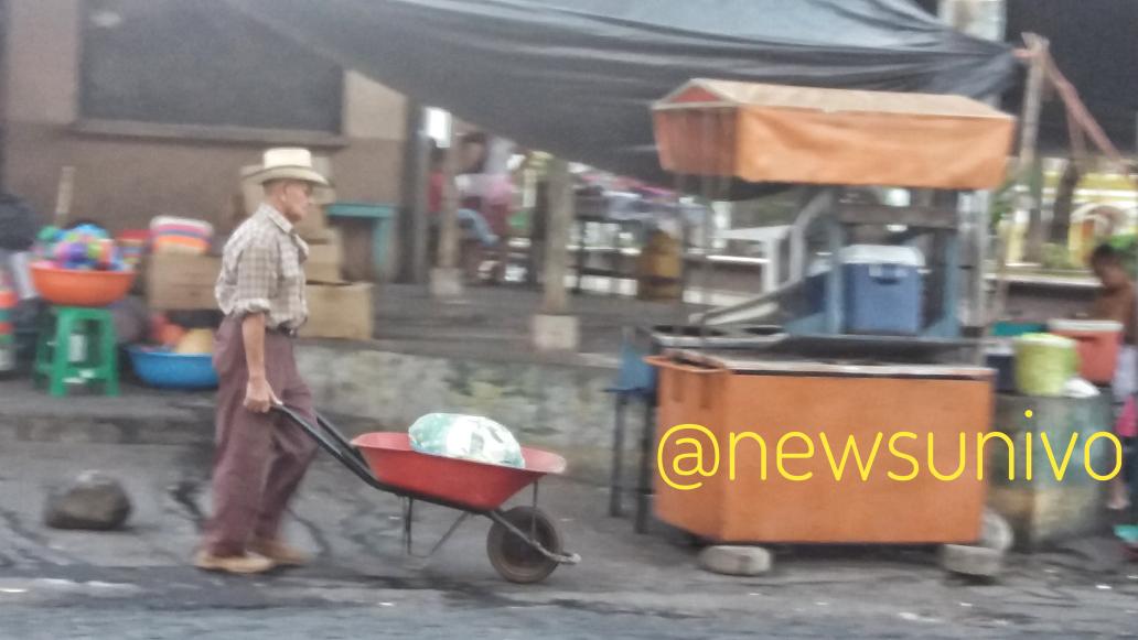 NewsUnivo's tweet photo. @UnBuenSalvadoreño es trabajador a pesar de edad avanzada. #Mi gente #Salavoreño F/ @RonaldMedrano13 https://t.co/z0d5tQCg1j