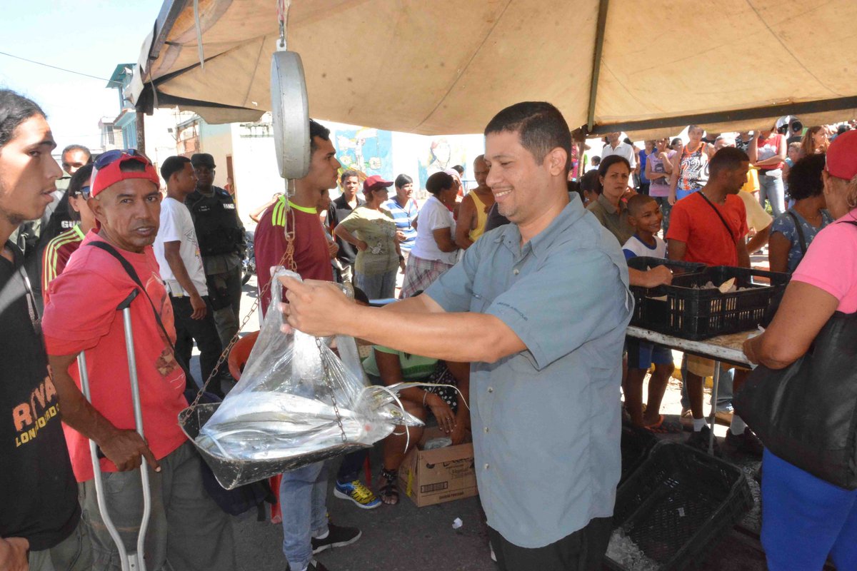apuertocabello's tweet photo. Comenzaron a llegar las soluciones de alimentación al pueblo de Puerto Cabello. Nuestro alcalde @JCbetancourt72 junto a su equipo de trabajo no descansarán. Venta de pescado a precios justos #SolucionesParaElPueblo https://t.co/D3JjpFixzh