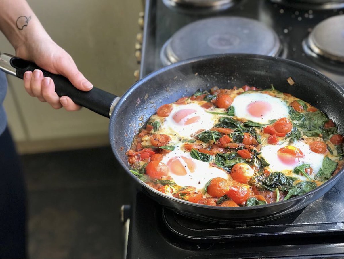 themodelmethod's tweet photo. Yeserdays brekkie: a big pan of Shakshuka. A great way to use up super ripe tomatoes and spinach thatโs too limp for salads. This recipe is available on The Model Method Online FREE 7-day trial. To sign up head to https://t.co/G9s6RGxsWb #themodelmethodonline https://t.co/RooTiF6MPF