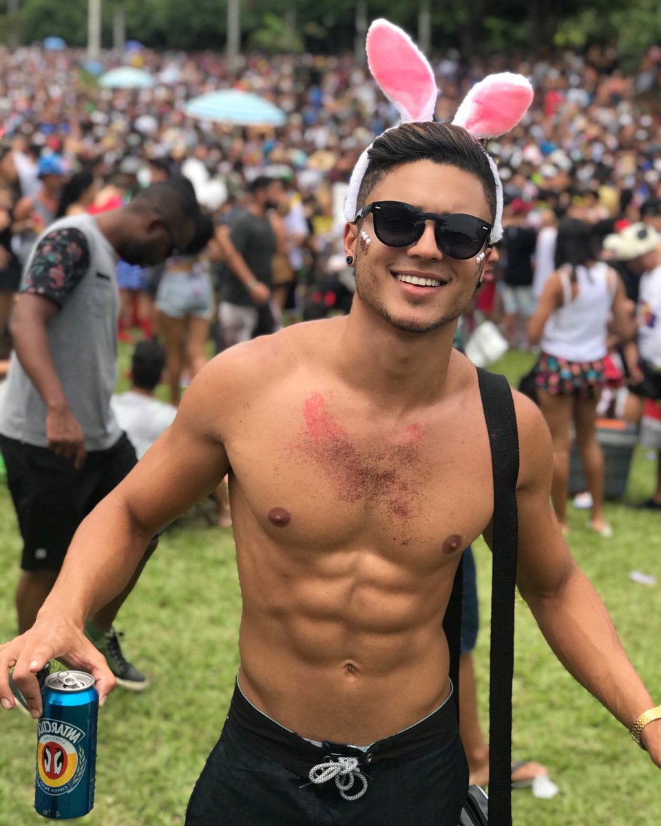 Maarllone's tweet photo. “ 3 latão por R$10,00 “🐰😂 https://t.co/UnuBp9r5tb