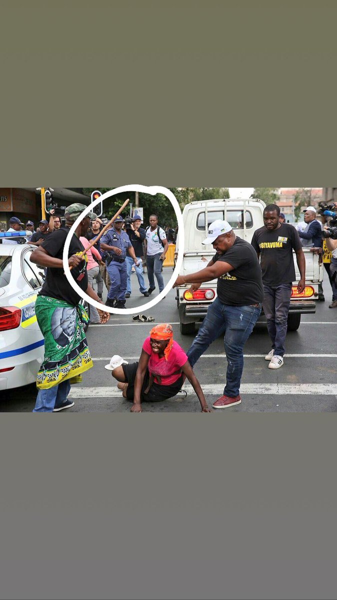asamngqithi's tweet photo. Iphoyisa liyabuka 😒😩, kanti what is he there for? https://t.co/PexmyeNGe2