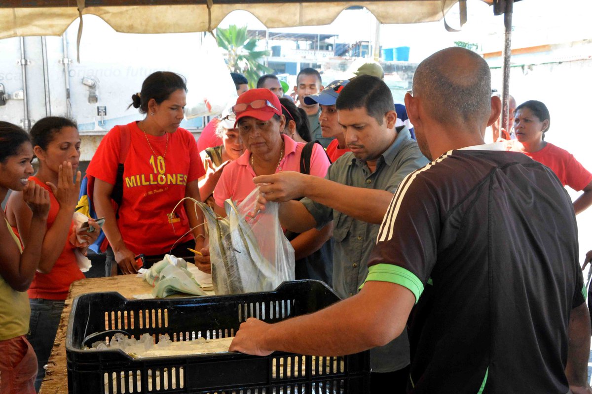 apuertocabello's tweet photo. Comenzaron a llegar las soluciones de alimentación al pueblo de Puerto Cabello. Nuestro alcalde @JCbetancourt72 junto a su equipo de trabajo no descansarán. Venta de pescado a precios justos #SolucionesParaElPueblo https://t.co/D3JjpFixzh