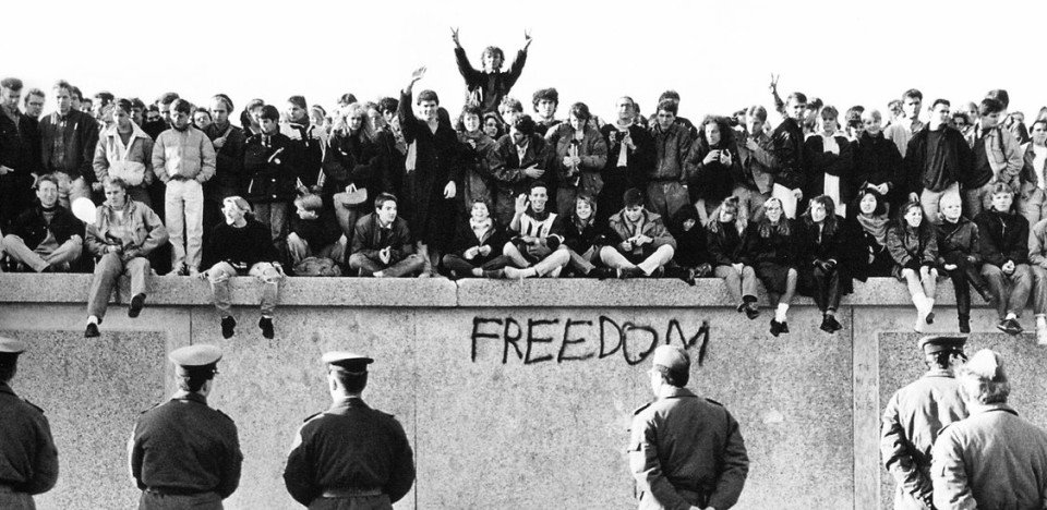 AxelCardin's tweet photo. Hoy el Muro de Berlín cumple tantos días derribado como los que estuvo en pie (10.316 días). Lo único malo de la caída del Muro de Berlín (y la URSS) es que la gente, en especial los jóvenes, se olvidaron lo terrible que es el comunismo. https://t.co/lXE5KLlyTL