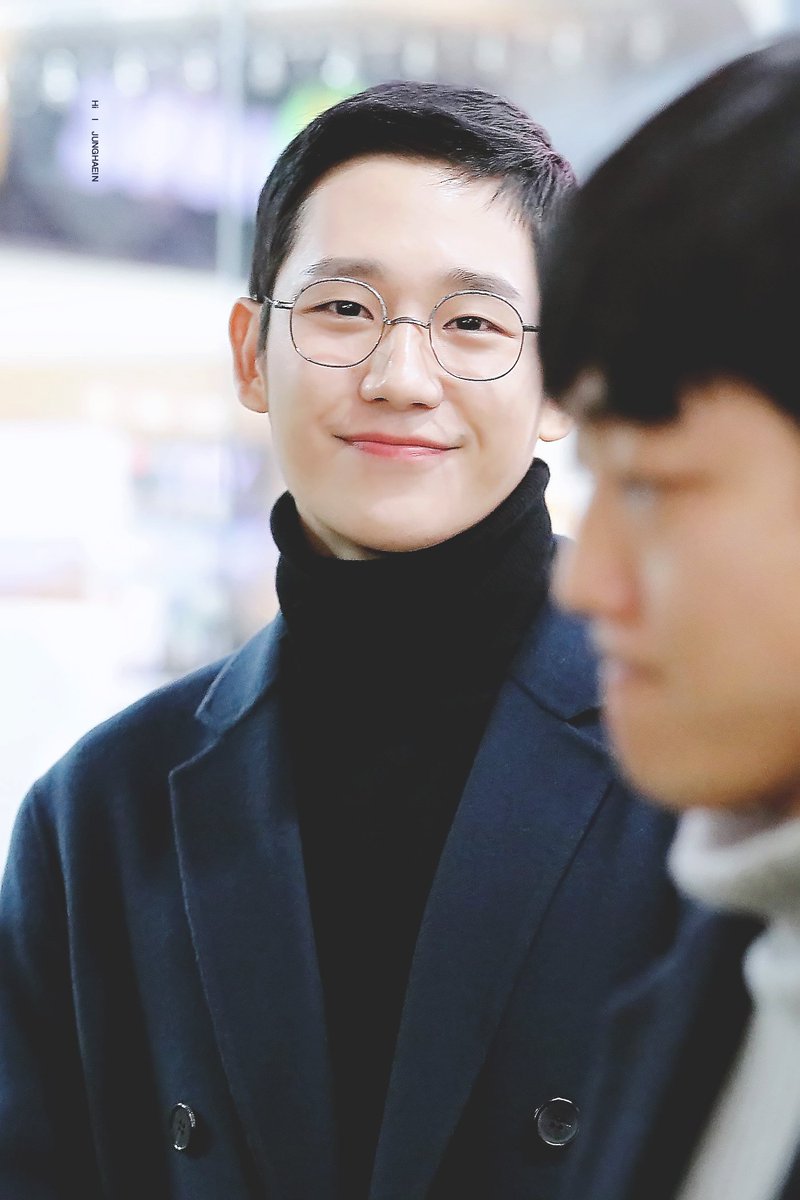 Jhaein41's tweet photo. 180205 흥부 언론배급시사회 
#정해인 #흥부 #Junghaein 

안경핸 최고 잘생김 ,,,,😭😭😭
📎https://t.co/fuaWOSLlk5
📎https://t.co/5J9sdAFZcw https://t.co/6ImPyjgKHC