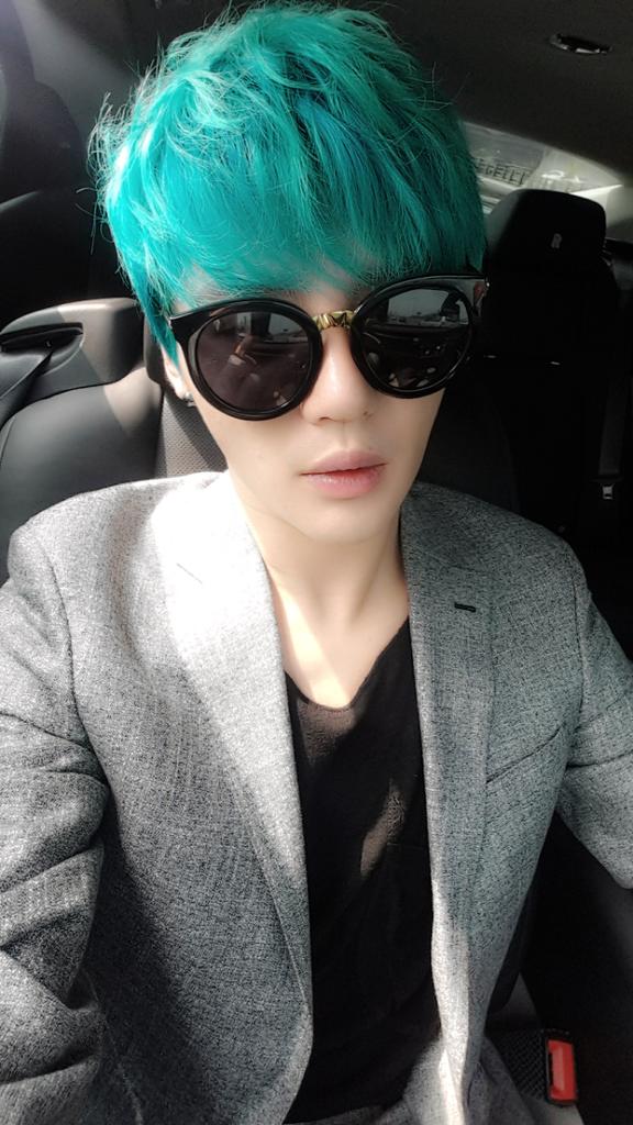 reve_xia1215's tweet photo. 시아준수 + 선글라스 = 성공적인 셀카📷 https://t.co/GzKhXPPQ8L