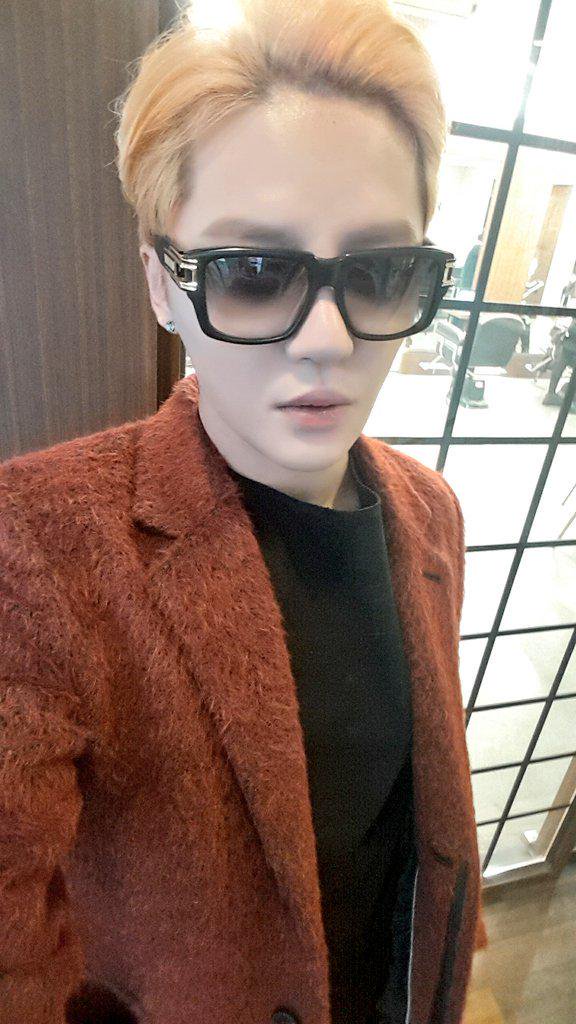 reve_xia1215's tweet photo. 시아준수 + 선글라스 = 성공적인 셀카📷 https://t.co/GzKhXPPQ8L